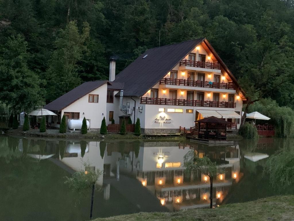 Guest House Lacul Linistit Moneasa Exterior foto